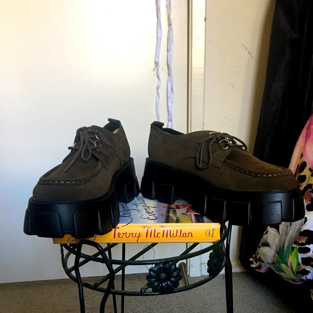 Adorable thick heeled lace up loafers